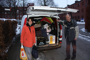Luuk en Marion bij volgepakte bus